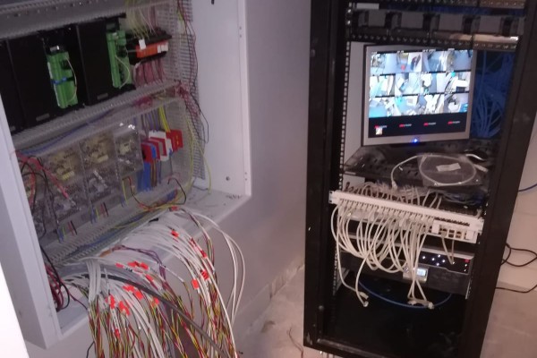 Proiect Sistem integrat de control acces nivele de securitate, antiefractie, supraveghere video, comunicatii intranet, compatibil Android - IPhone - Microsoft